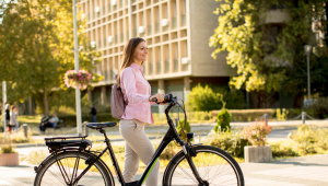 Van fietsplan tot thuiswerkopties: dit zijn de benefits waar de werknemer van nu gelukkig van wordt